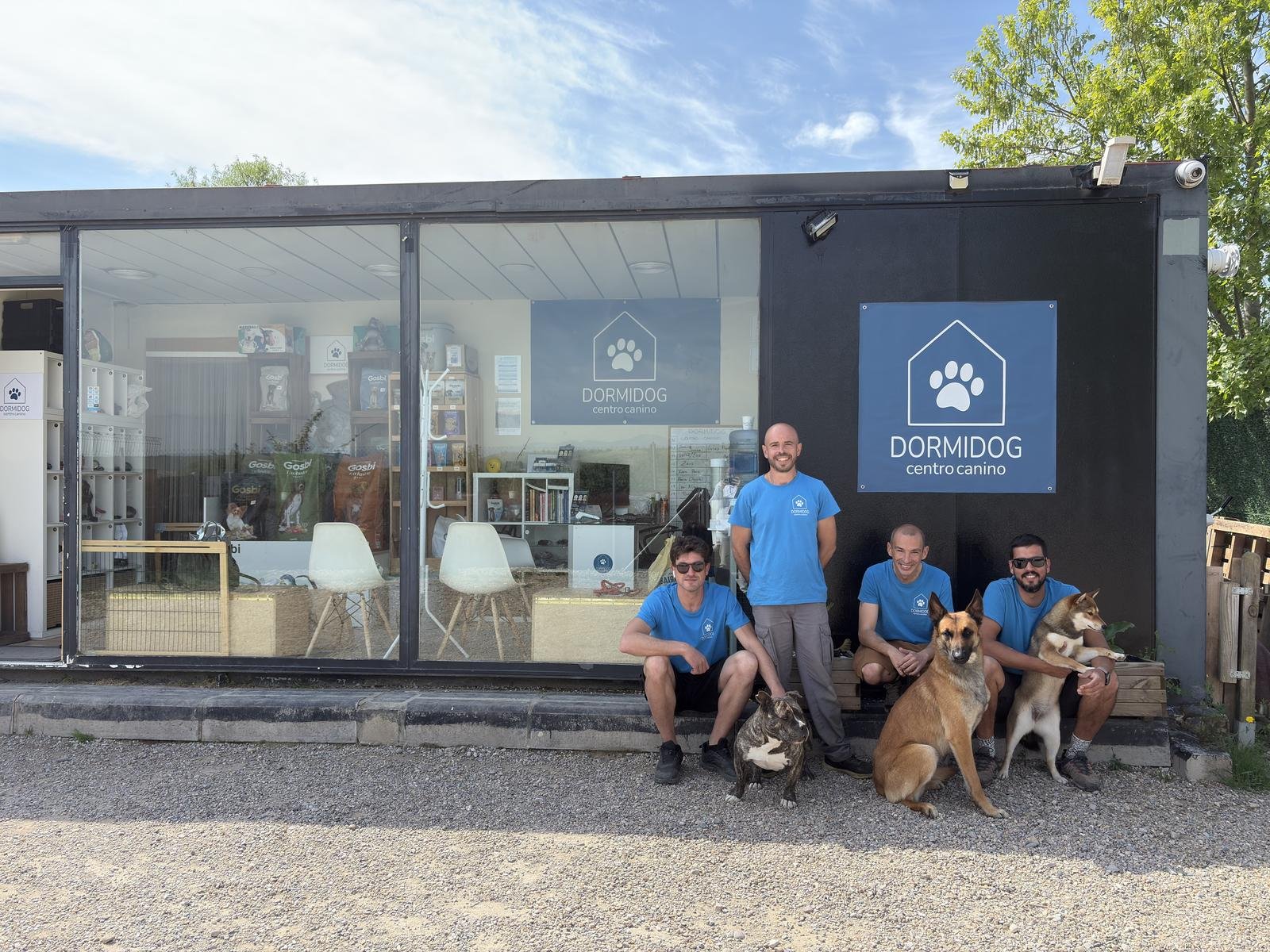 El equipo completo de Dormidog Centro Canino