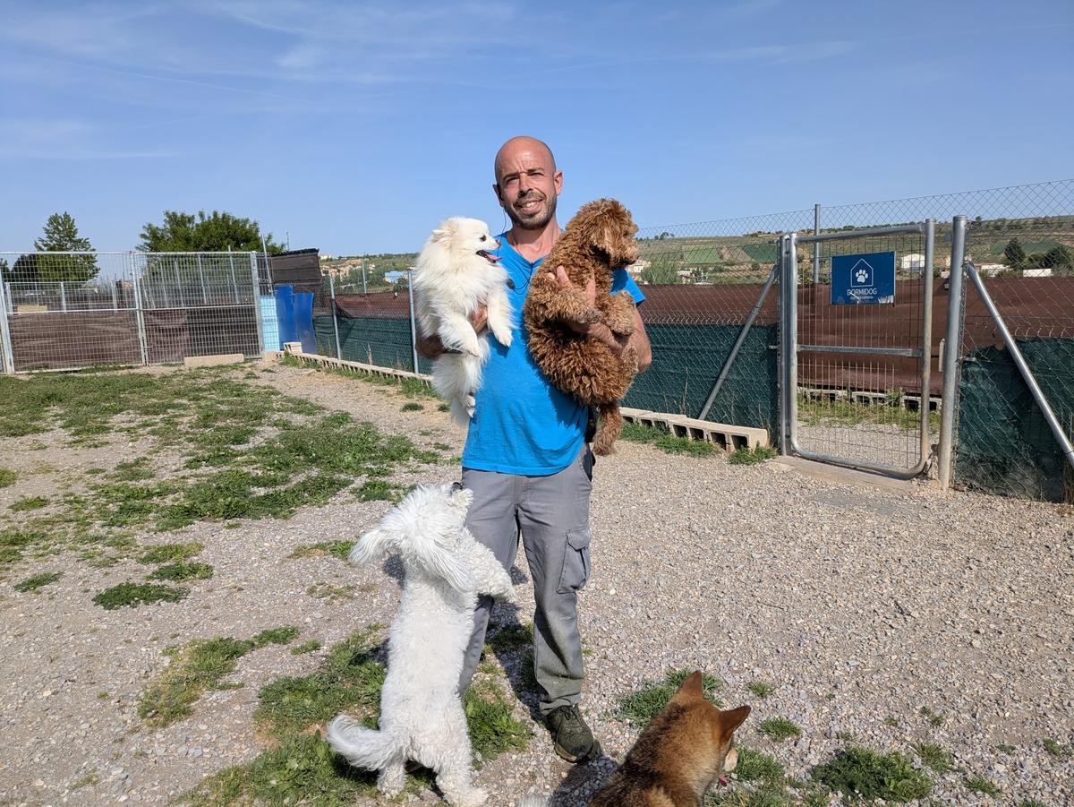 Erik con los perros en Dormidog