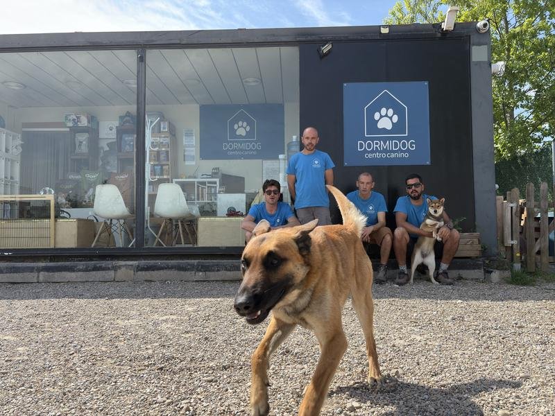 Equipo Dormidog con perros delante del centro